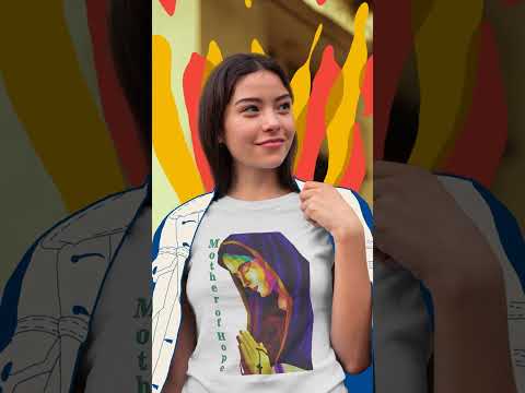 video de joven con camiseta blanca imagen de la virgen María impresa
