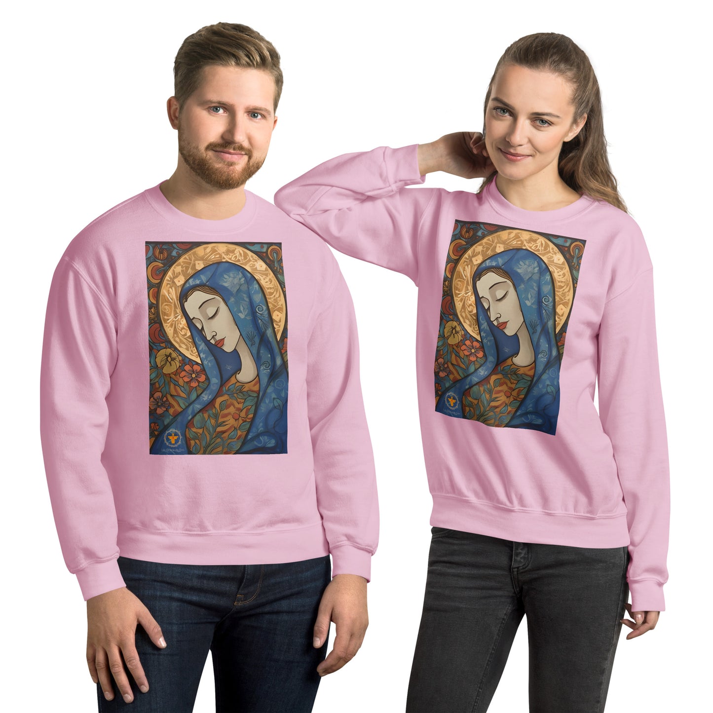 pareja alegre con sudadera rosa lleva imagen de la virgen Maria