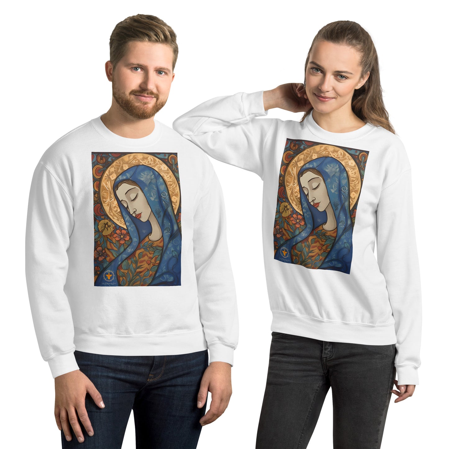 pareja alegre con sudadera blanca lleva imagen de la virgen Maria