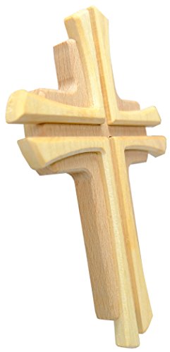 Vista lateral de cruz de madera con relieve