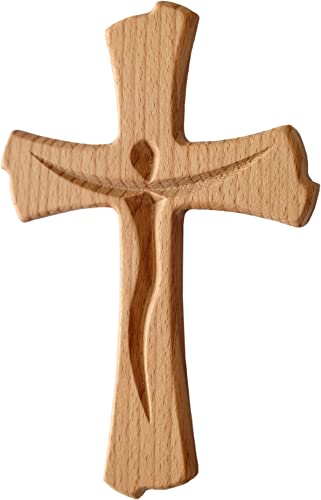 Vista diagonal de cruz de madra con silueta de Jesucristo